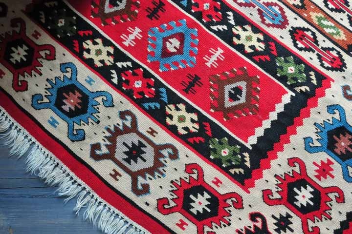 طرح‌های pirot Carpet | به‌شدت به طرح‌های گلیم‌های ایرانی شبیه است