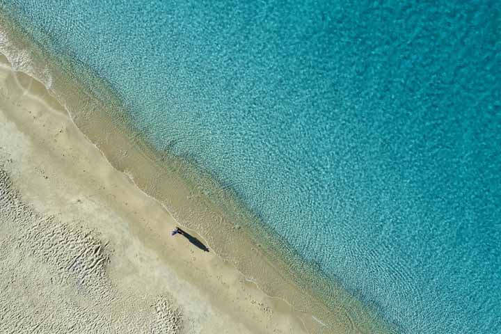 Agios Prokopios Beach in Naxos یکی از کم عمق‌ترین سواحل یونان