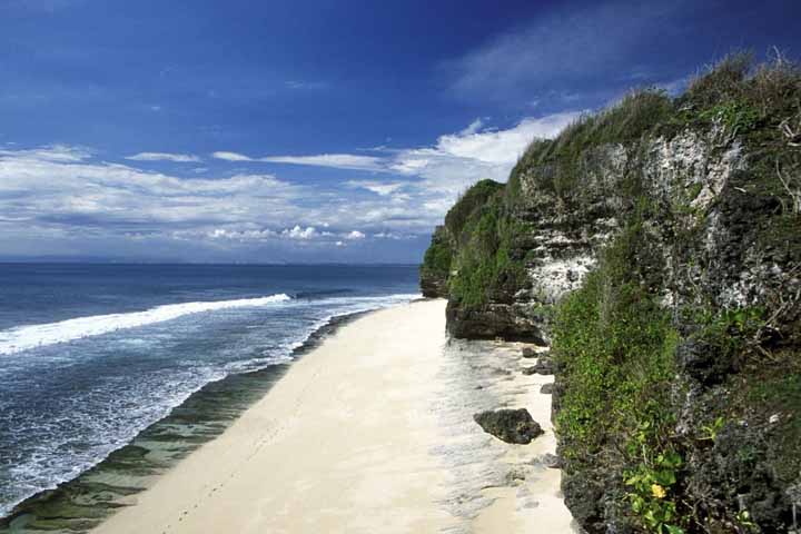 Bukit Peninsula یکی از سواحل بالی که پر از معابد هندو است