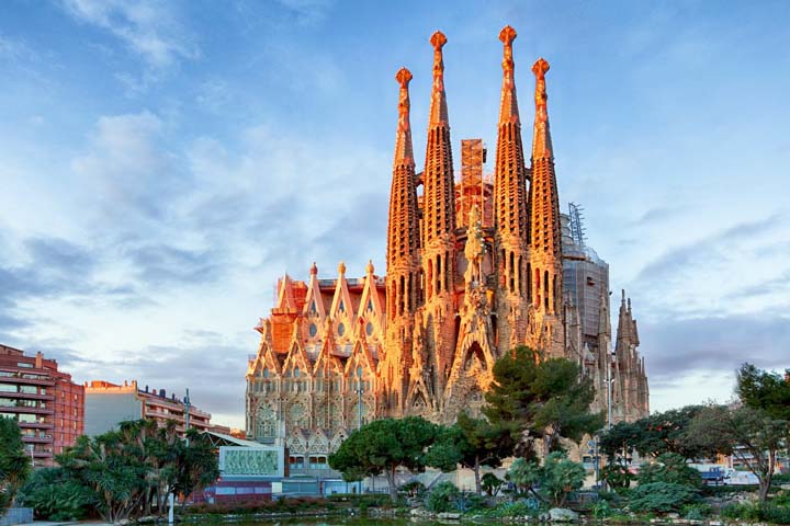 Sagrada Família یکی از جاهای دیدنی بارسلون که باید حتما ببینید