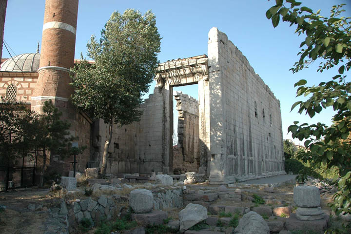 Temple of Augustus | معبدی به‌جا مانده از دوران روم باستان
